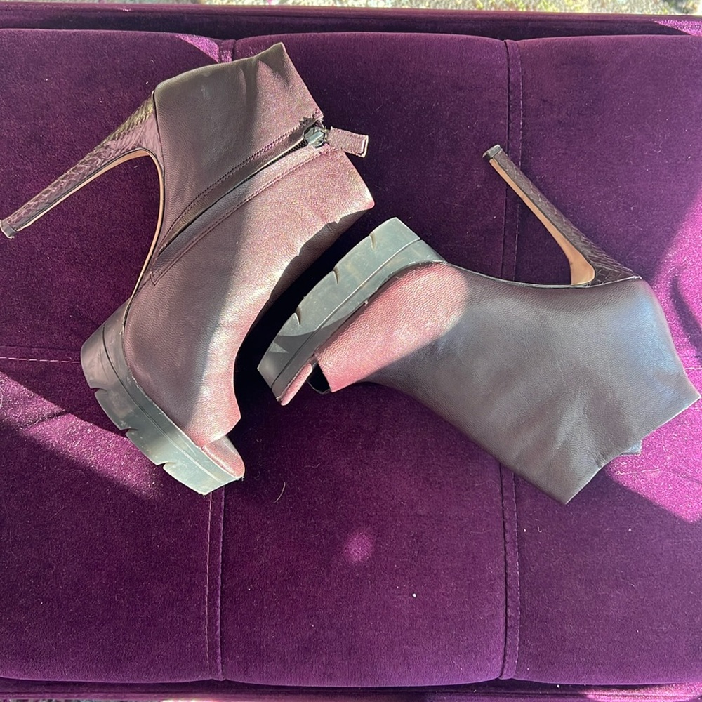 BCBG MA- HASTEN bootie